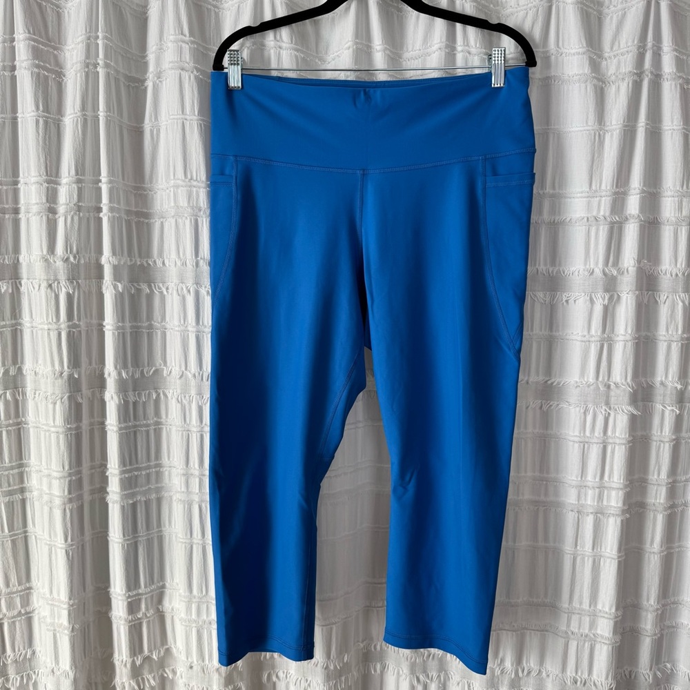 Old Navy Powersoft Capri leggings with pockets
